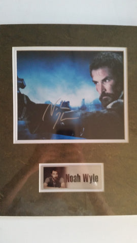 Signed photo of Noah Wyle