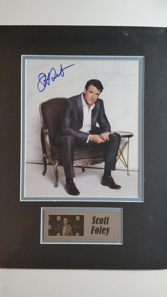 Signed photo of Scott Foley